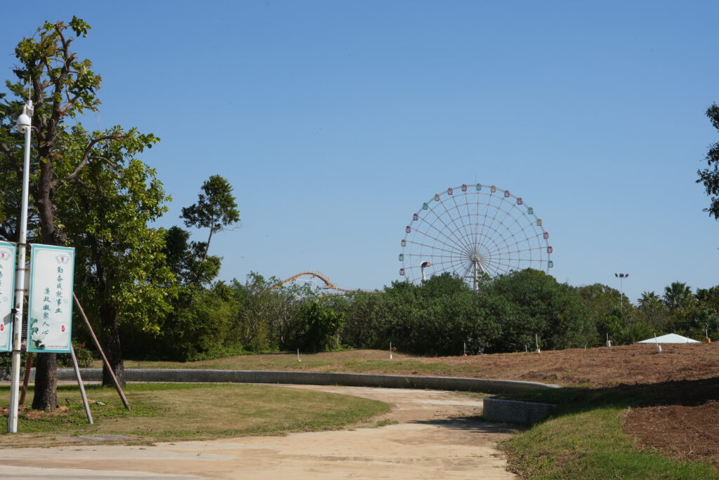 So langsam fange ich ernsthaft an zu glauben, dass es sich um einen Lost Place handelt. Komisch nur, dass wir Eintritt bezahlt haben.
